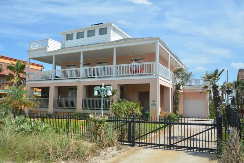 “Just Beachy” A Luxury Retreat, Sleeps 12, 3 Levels with Elevator- Perfect for 1-3 Families Traveling