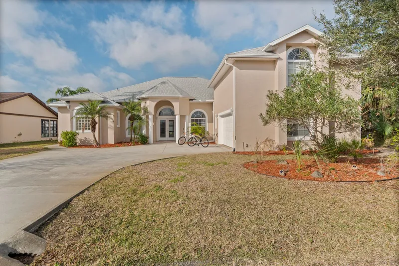 ‘CASA CORRAL’- Infiniti POOL, INFINITY RELAXATION, SALT WATER CANAL HOME