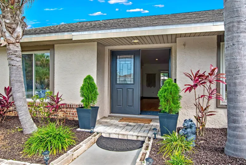 Saltwater Canal Home Heated Pool dock and boat lift 3/2 Gorgeous Pets welcome