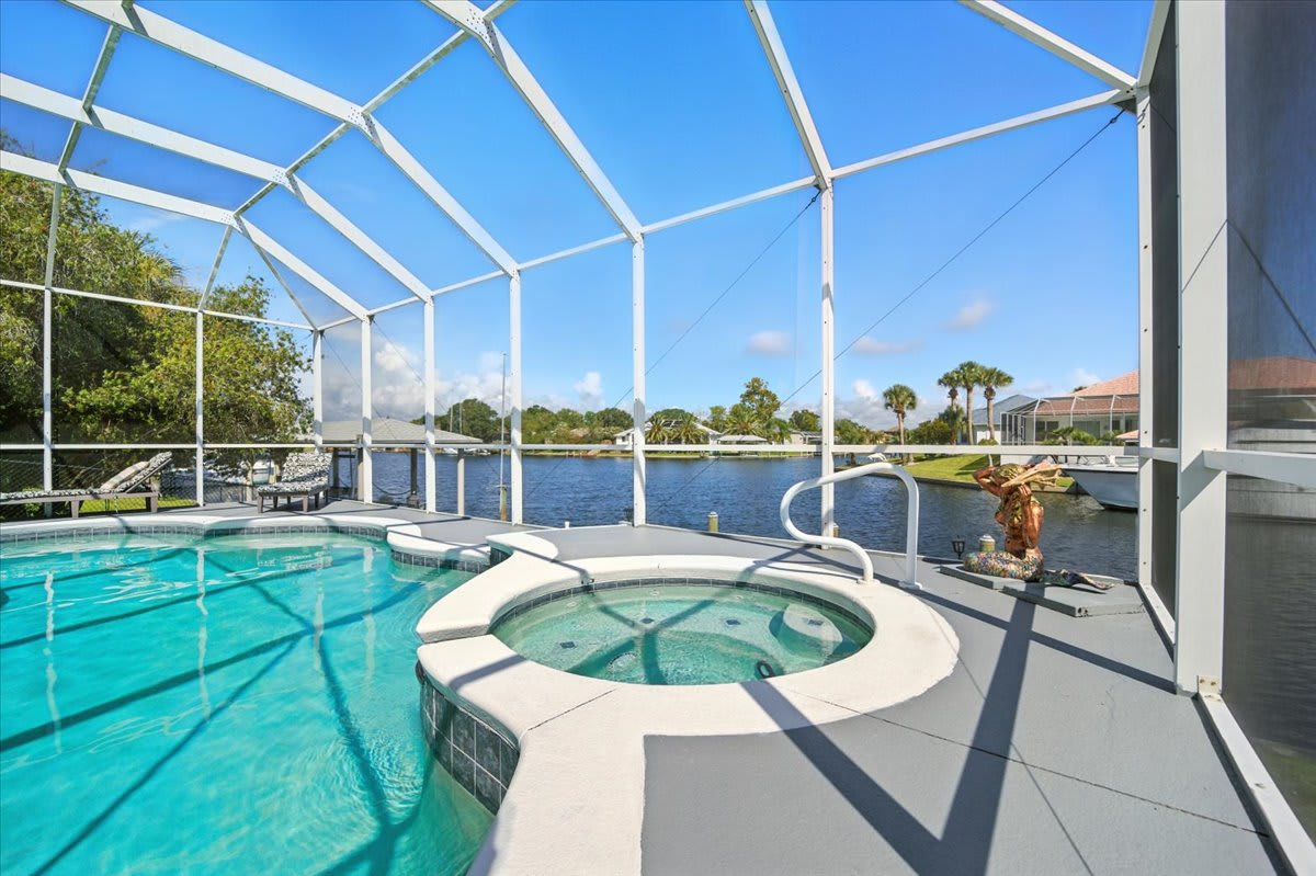 Boaters Dream Pool, Spa & Dock, Walking & Biking
