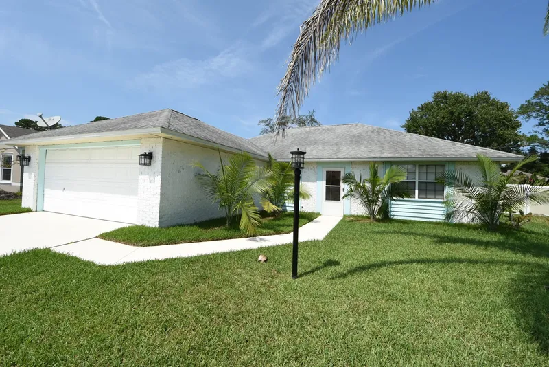 HIDDEN OASIS Spacious Pool Home with Florida Room and Hot Tub